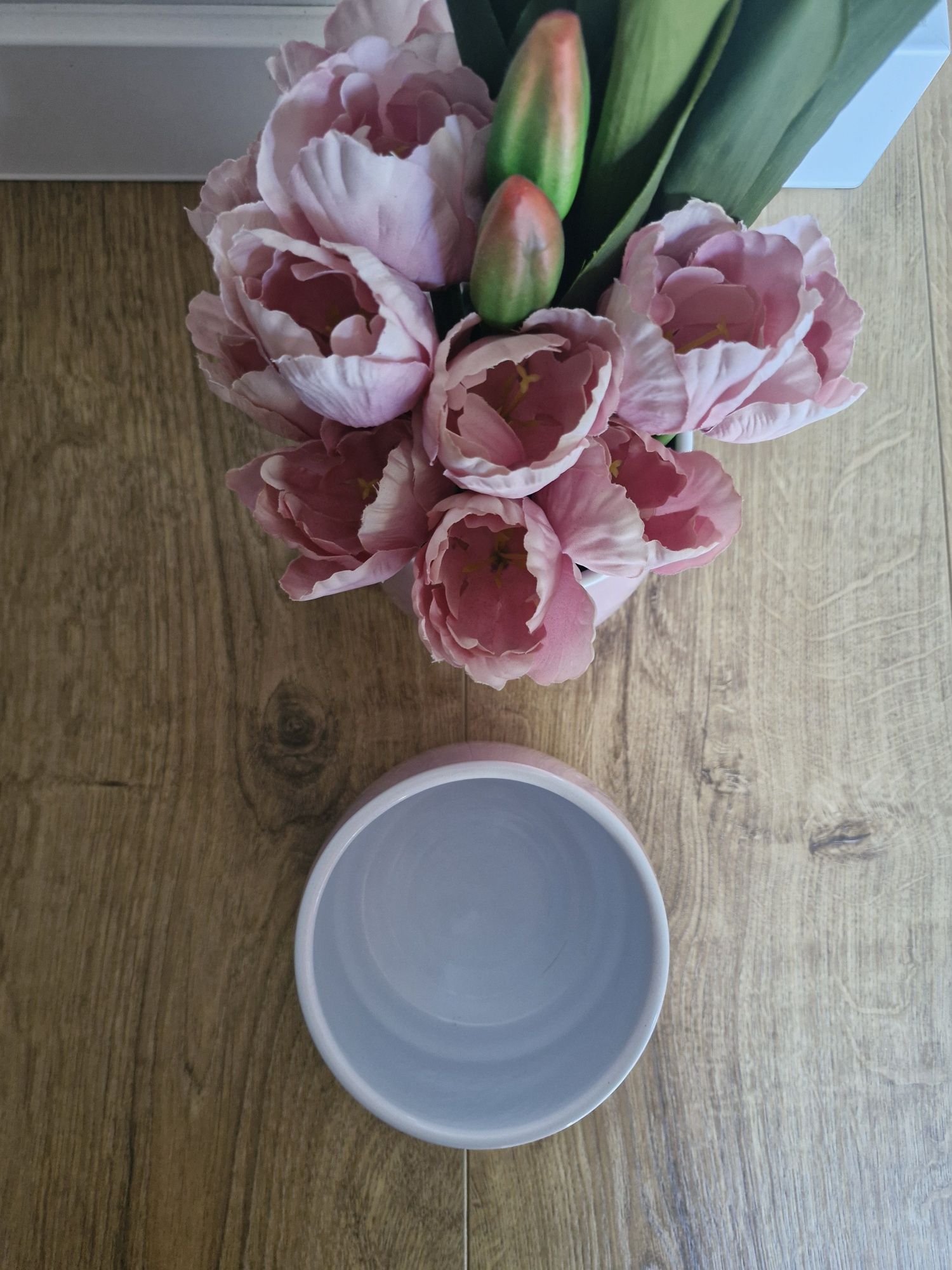 Dwie ceramiczne osłonki na doniczki gratis tulipany