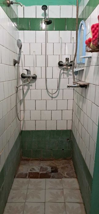 Продам 2 кімнатну квартиру у гуртожитку в Центрі Чугуєва  38 м.кв.