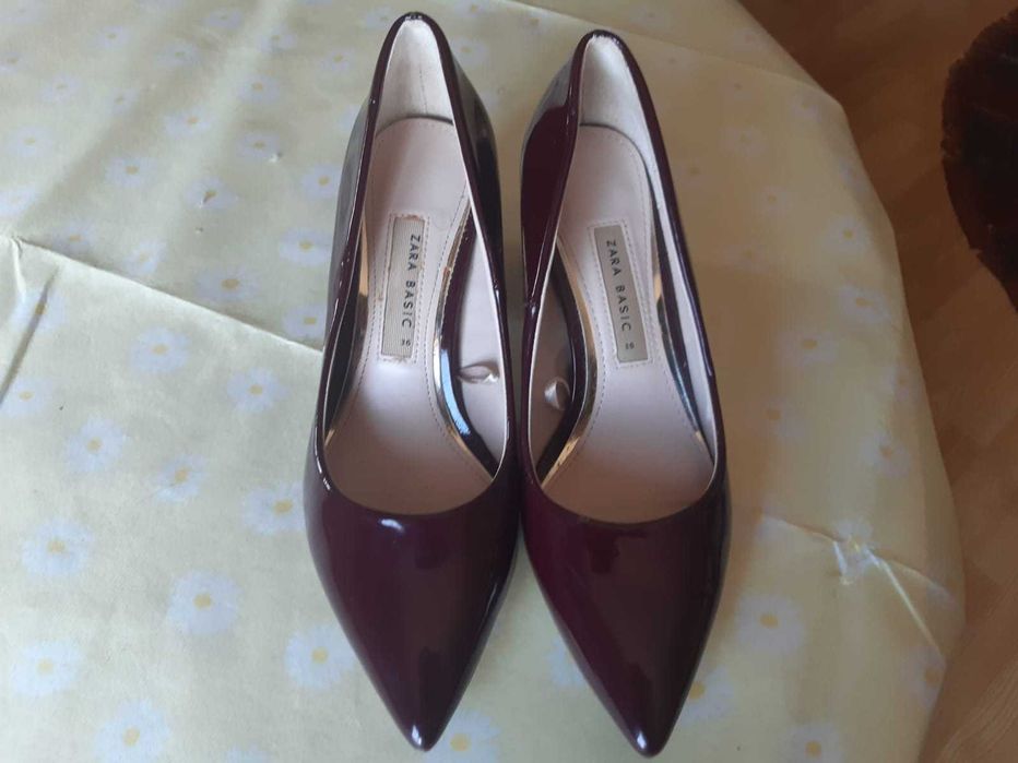 Sapatos bordeaux,  verniz