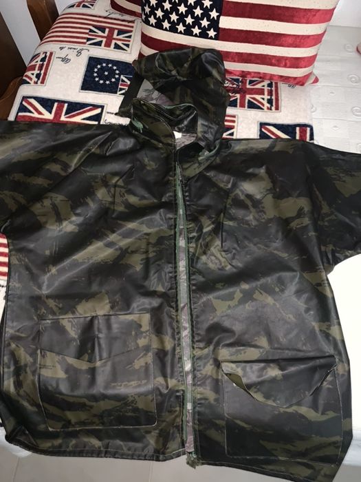 Impermeável camuflado