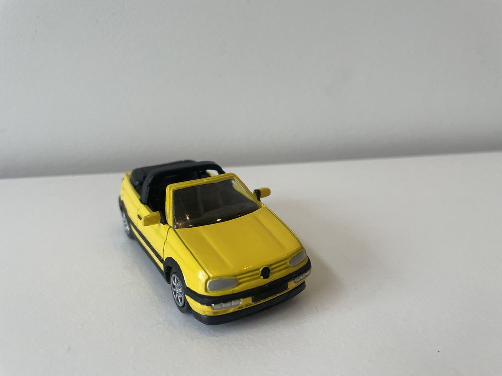 38. Model Volkswagen Golf Mk3 cabriolet 1:43 NewRay