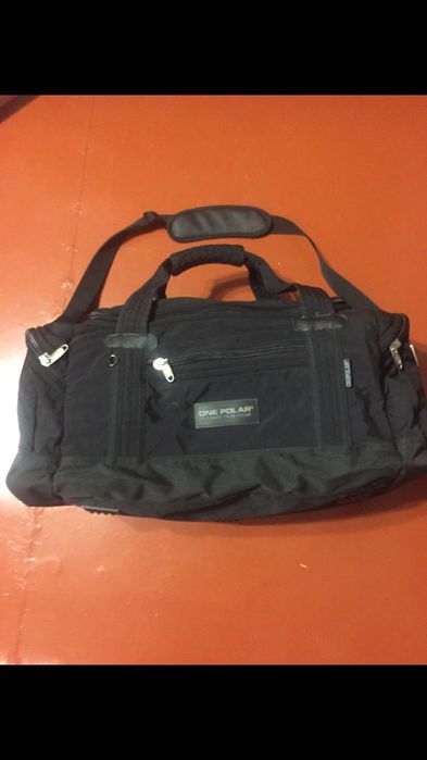 Чорна, дорожна сумка із текстилю, 2 ручки і одна ручка через плече.