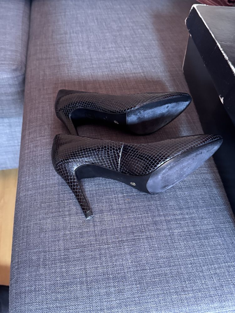 Sapatos em pele