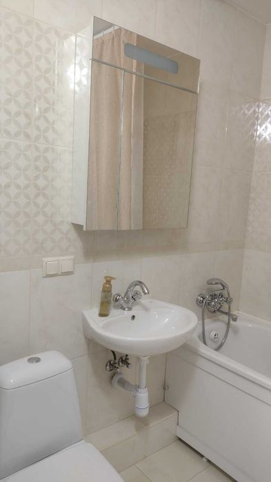 М Осокорки 10 хв,   євроремонт, генератор в будинку. два санвузли