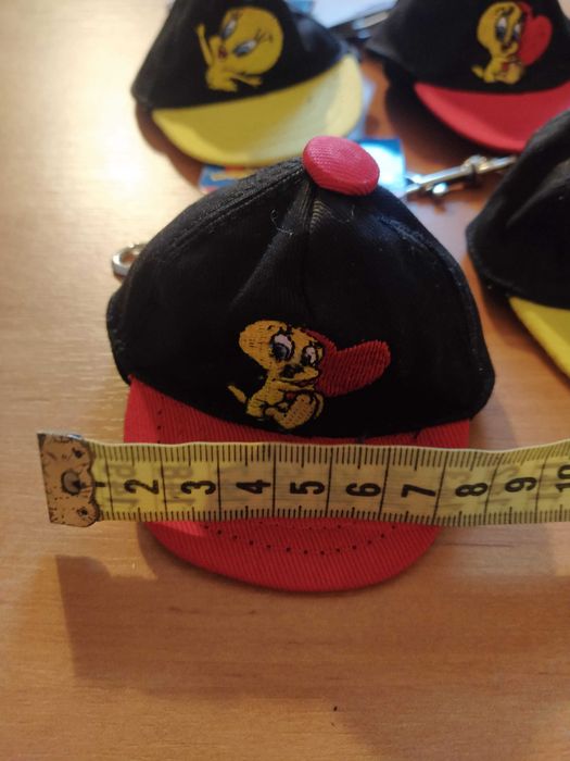 brelok z karabińczykiem czapka z daszkiem Tweety