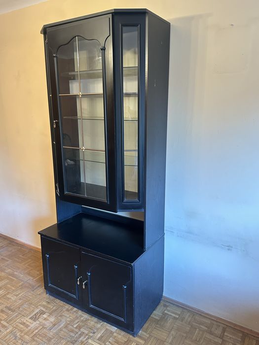 Witryna czarna, z przeszklonymi drzwiami