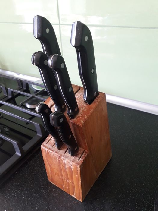 Продам подставку для ножей и ножниц кухонных.