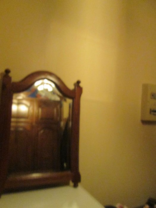 Espelho, camas solteiro, estrado articulado, colchão e banco de pés