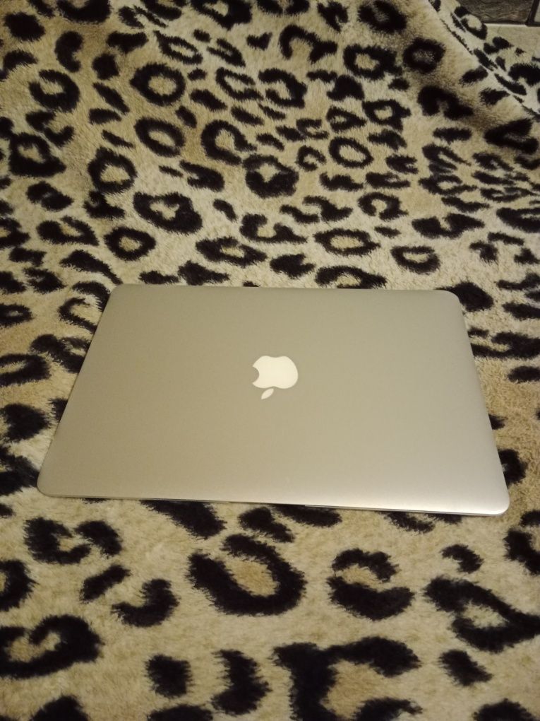 MacBook Air sprawny z ładowarką