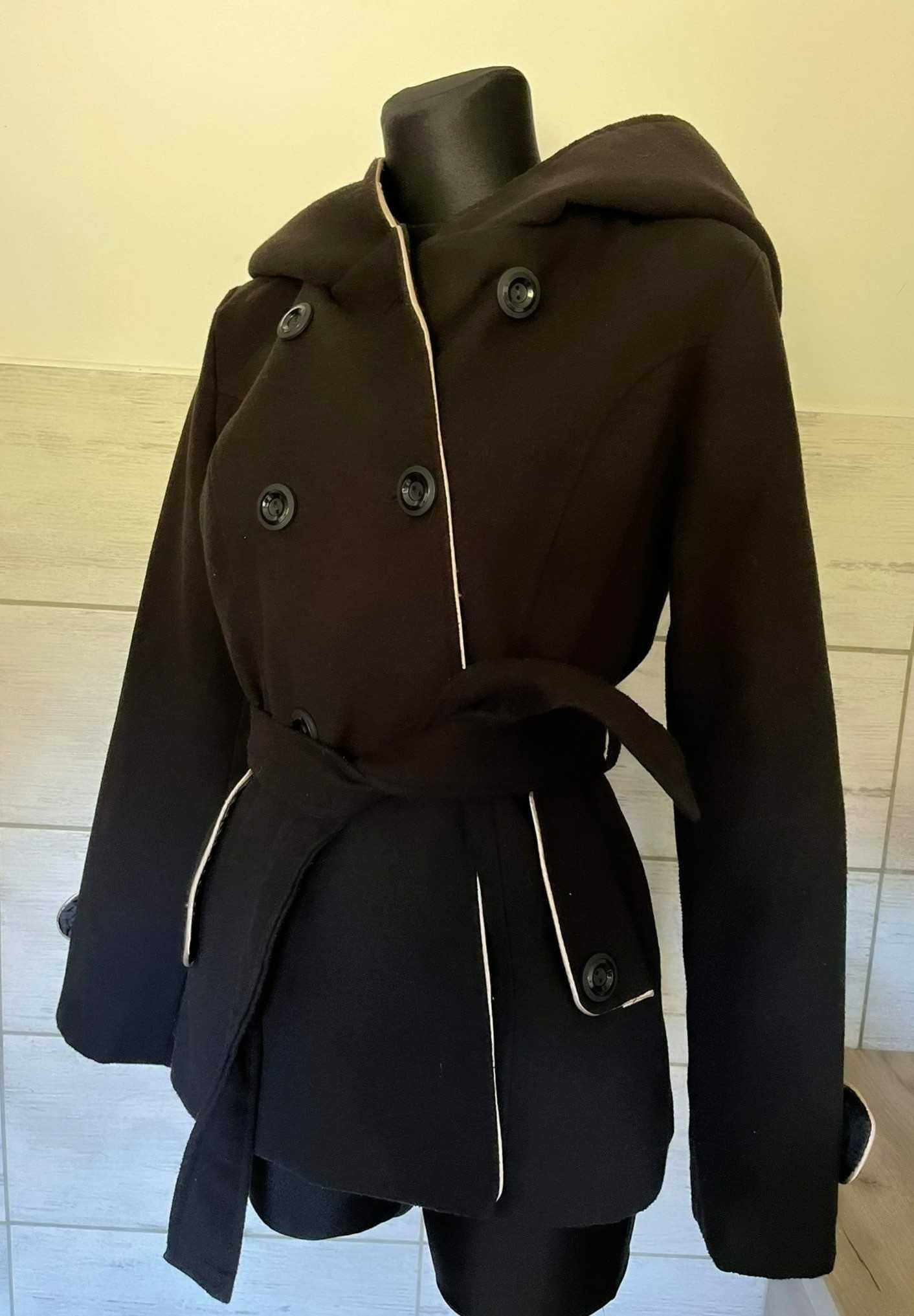 Czarny damski płaszcz klasyczny z paskiem i guzikami rozmiar M/L