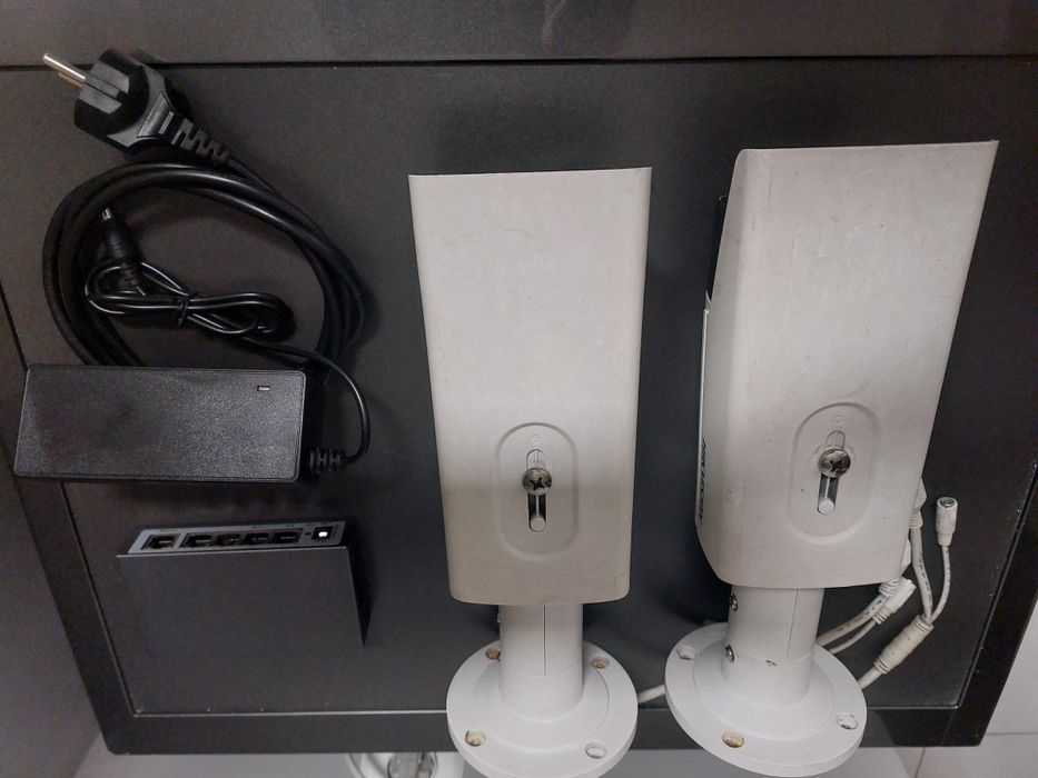 Dwie kamery IP 2MP + switch PoE - zestaw do monitoringu