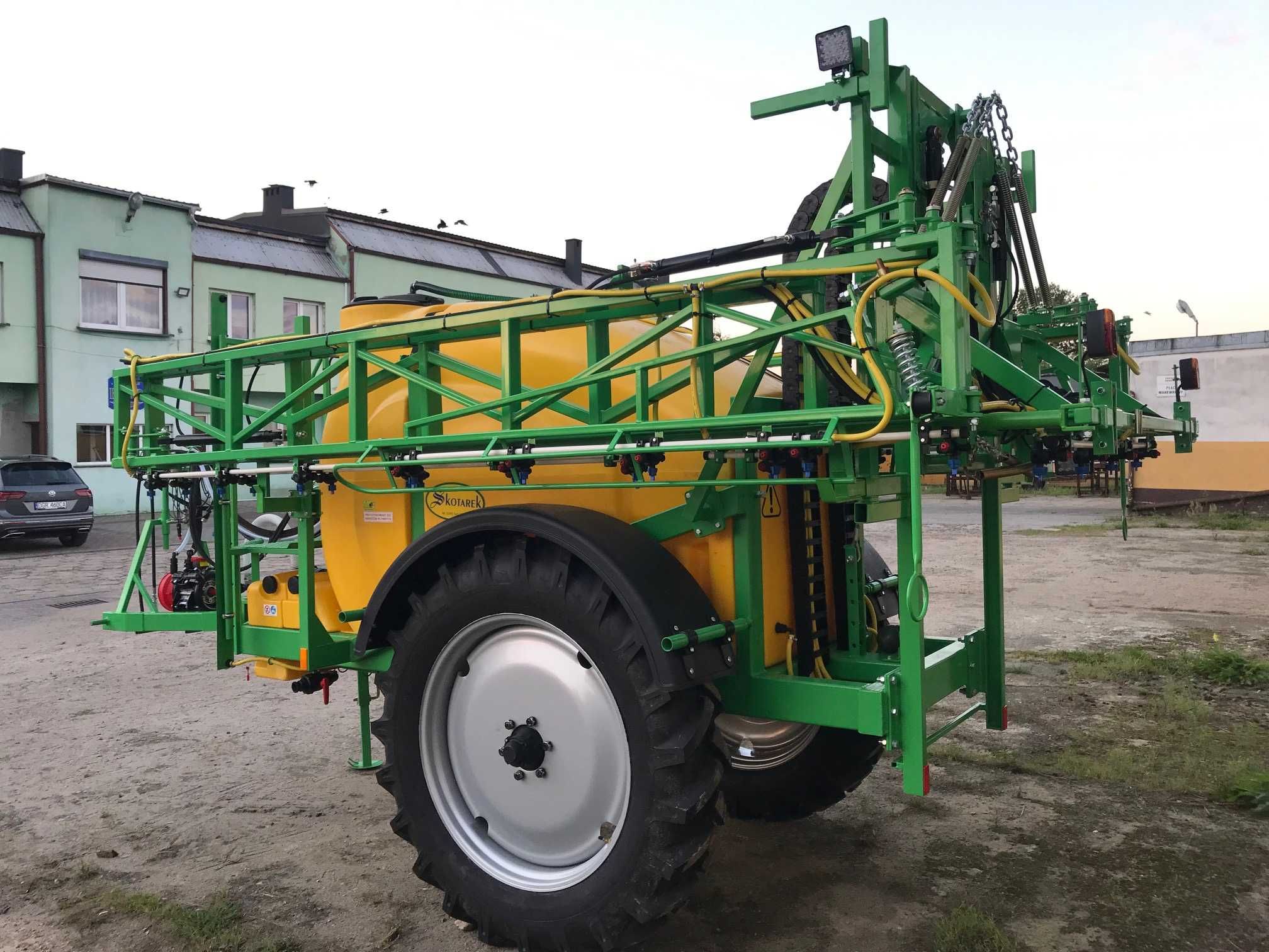 Opryskiwacz 2000l 21m SKOTAREK hydrauliczny