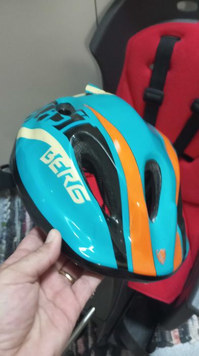 Cadeirinha de bicicleta incluso o capacete em ótimo estado de uso