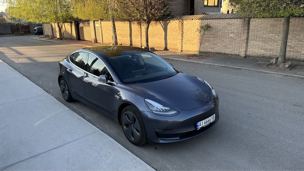 Tesla model 3 SR+