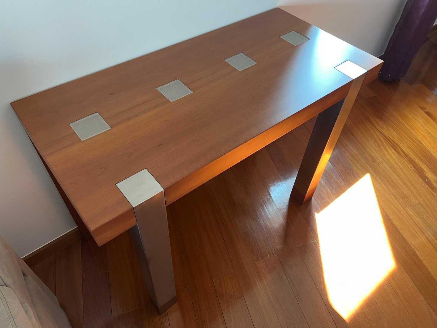 Mesa e cadeiras em madeira de cerejeira