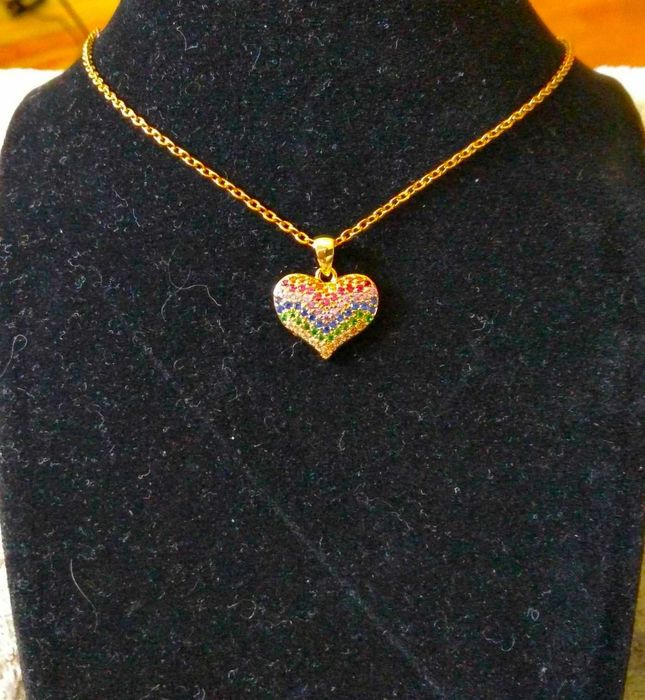 Colar Aço Dourado c/ Coração de Cristais Arco Iris NOVO