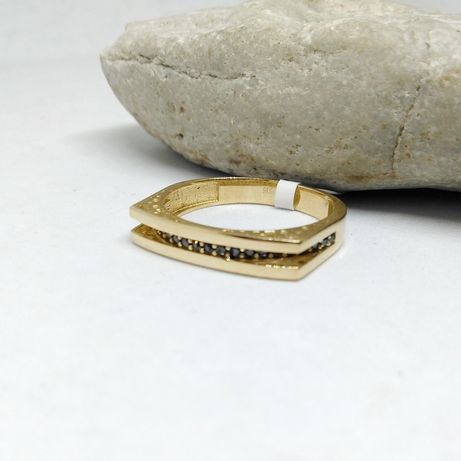 Złoty pierścionek z czarnymi cyrkoniami / złoto 585