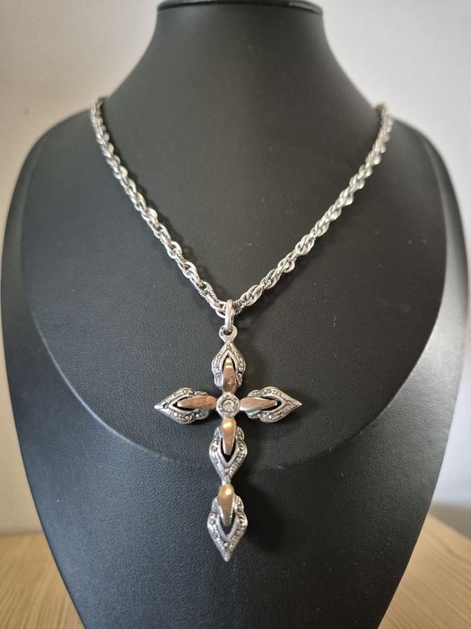 Fio  em prata de lei com cruz preta ouro