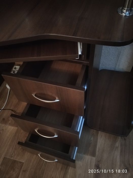 Стіл комп'ютерний, письмовий . Стол компьютерный, письменный. Парта