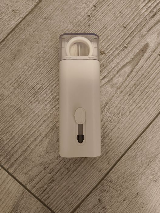 Czyścik do klawiatury 7w1 – wielofunkcyjny zestaw do czyszczenia elekt