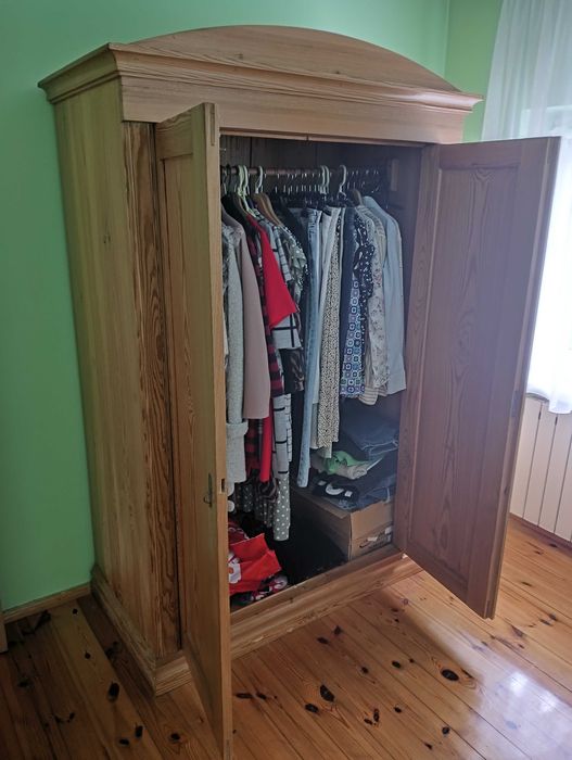 Starą drewniana szafa ubraniowa