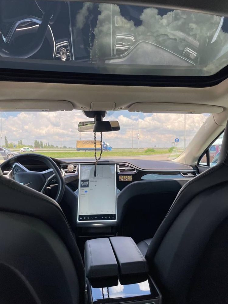 Tesla model S 2014.