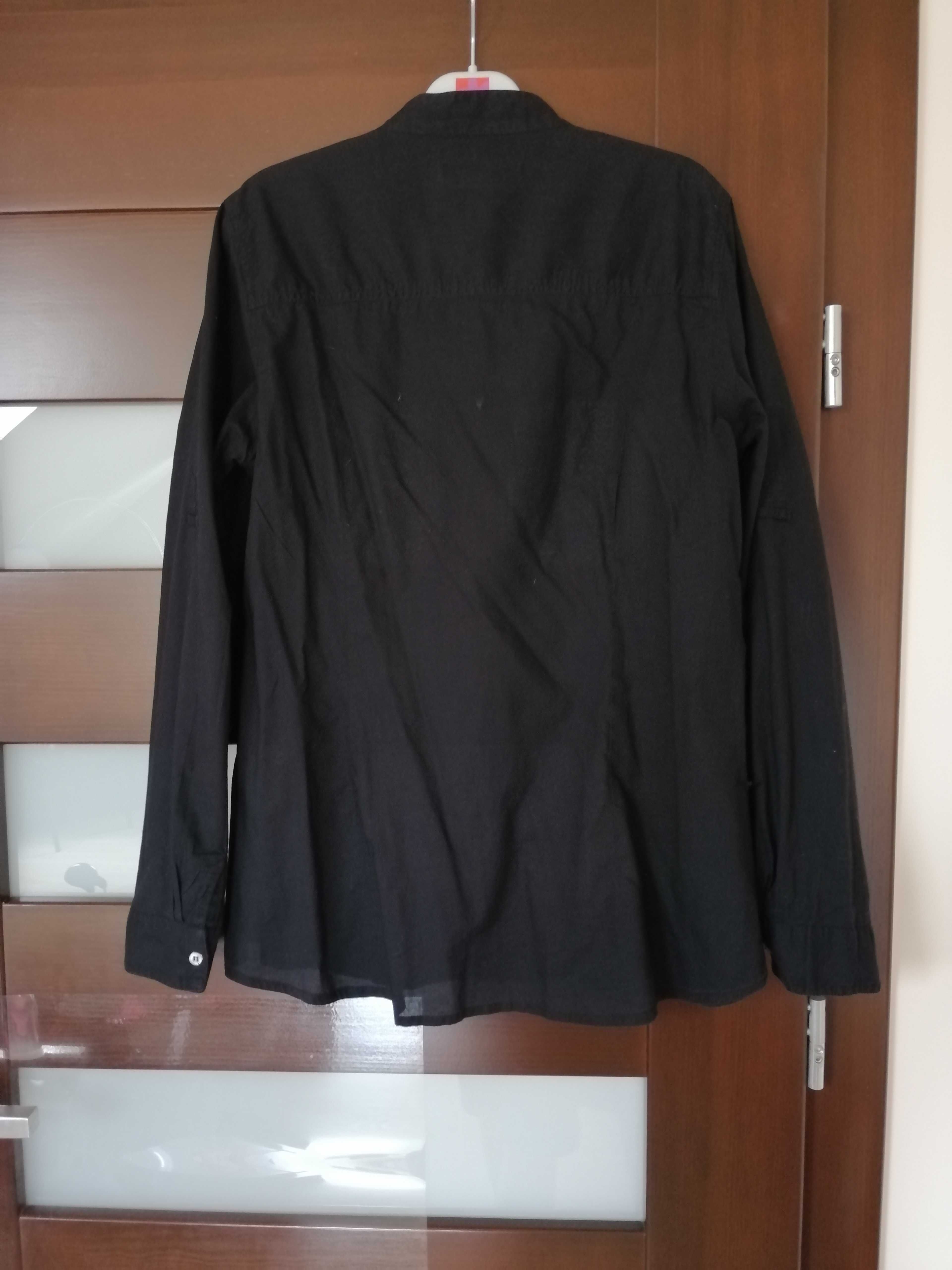 Czarna koszula z żabotem