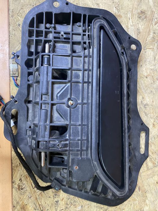 Ручка двери Tesla S и остатки после ремонта