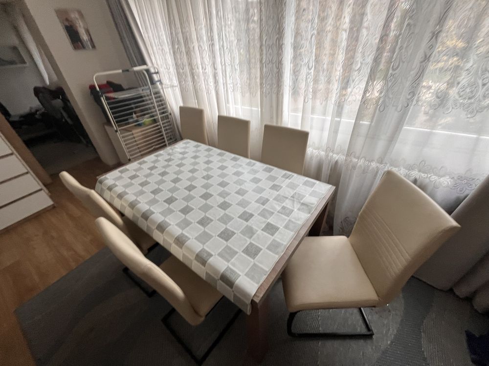 Stół i sześć krzeseł