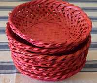 7 cestas de vime artesanais, vermelhas, com cerca de 21 cm diâmetro