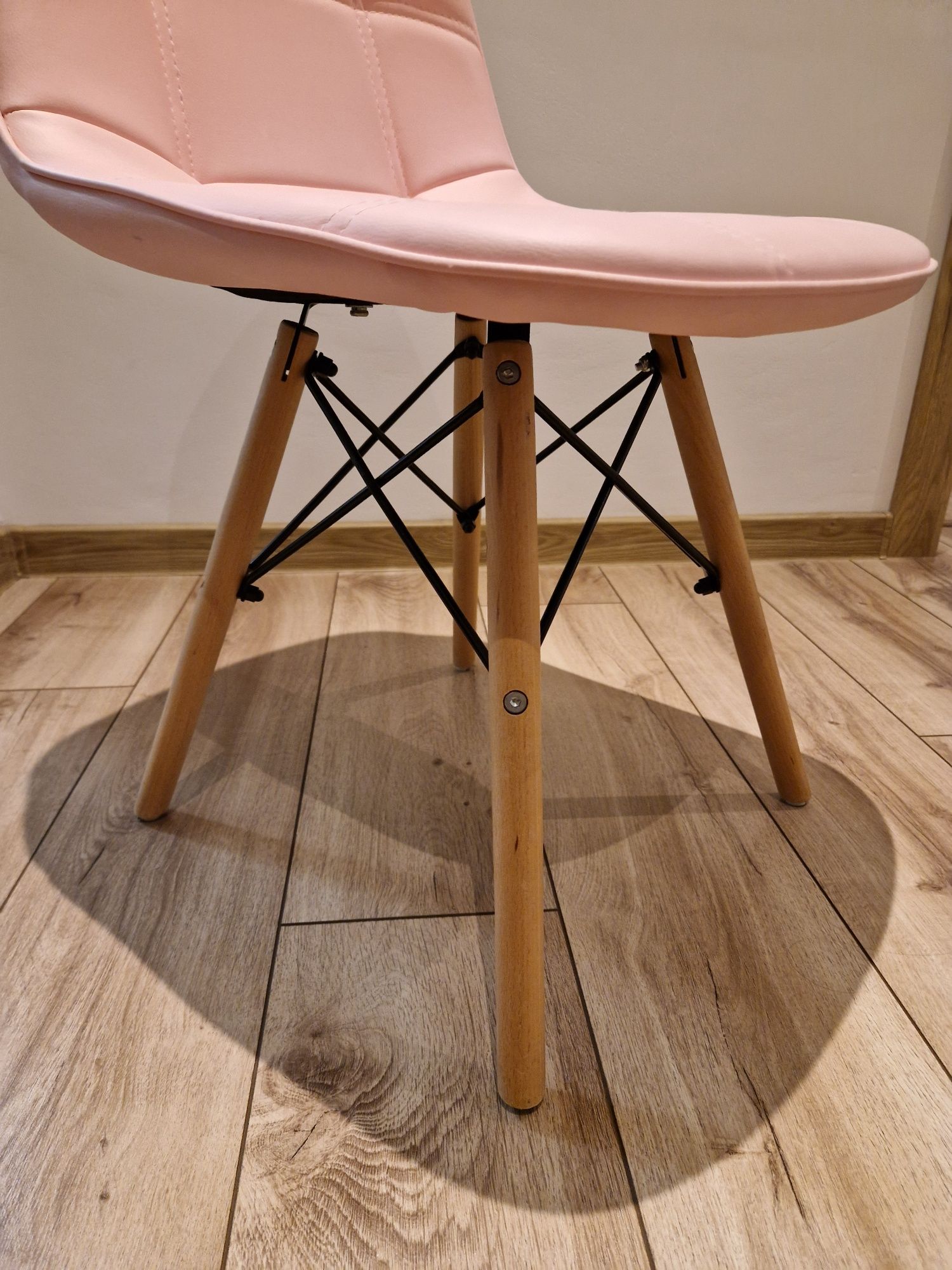 Rezerwacja - Krzesło w stylu skandynawskim jasno różowe .
