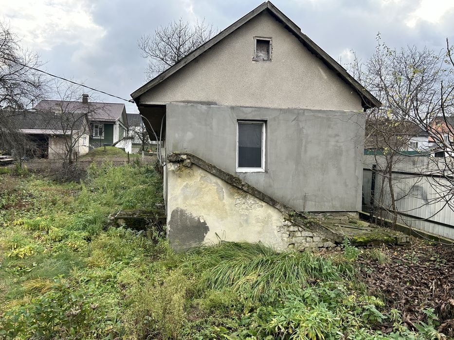 Земельна ділянка під забудову з невеликим будинком