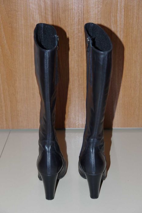 Buty - kozaki czarne na obcasie.