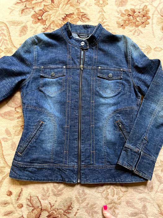 Жіноча джинсова куртка