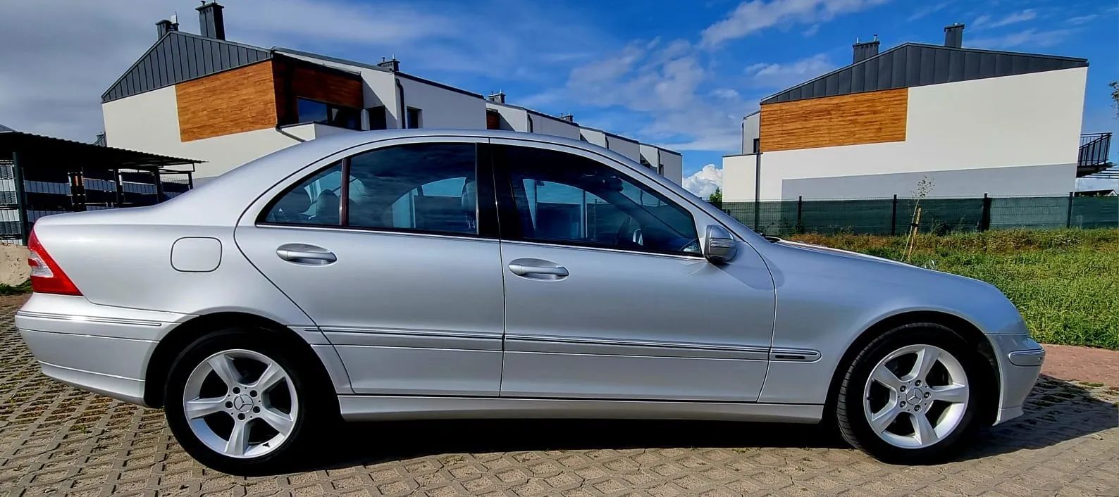Mercedes-Benz Klasa C Automat ksenon grzane fotele tempomat navi czujniki parkowania