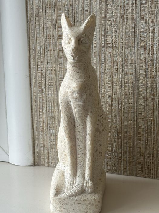 Каменная статуэтка Кошка