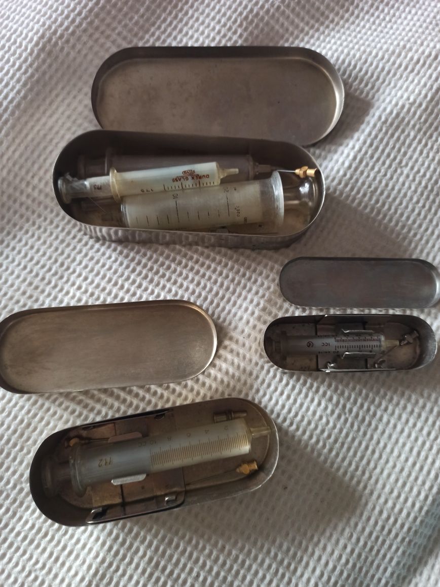 Antigas seringas vidro e caixas