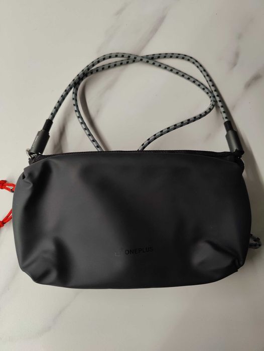 OnePlus Everyday Sling Bag wodoodporna torba z kablem ładującym USB-C