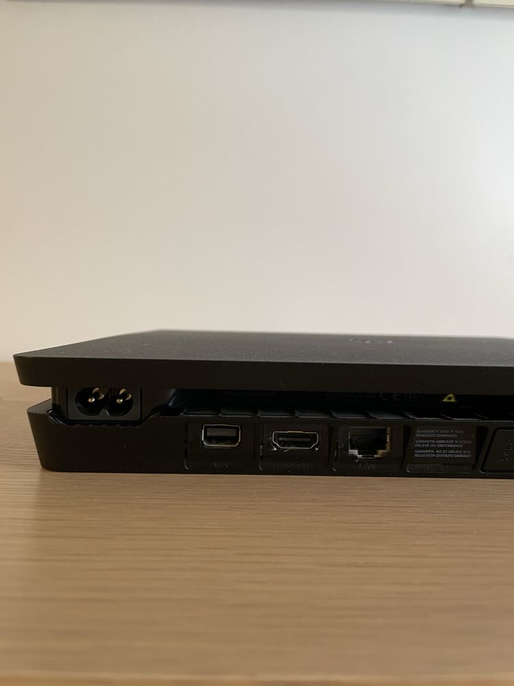 Playstation 4 Slim (PS4) 1TB + Comando