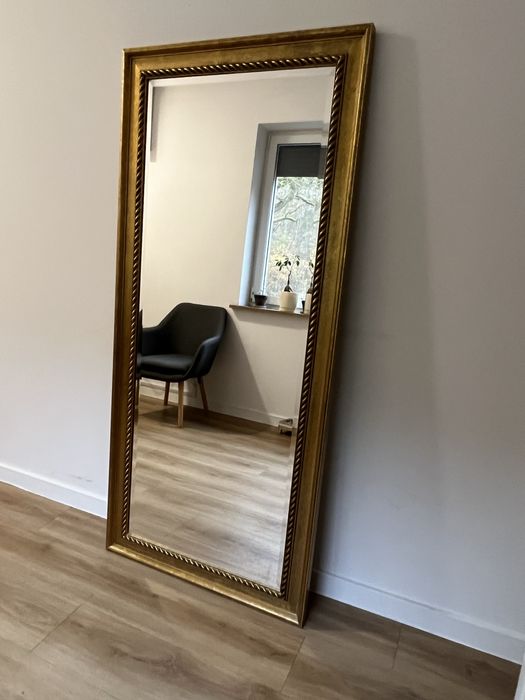 Lustro ze złotą ramą