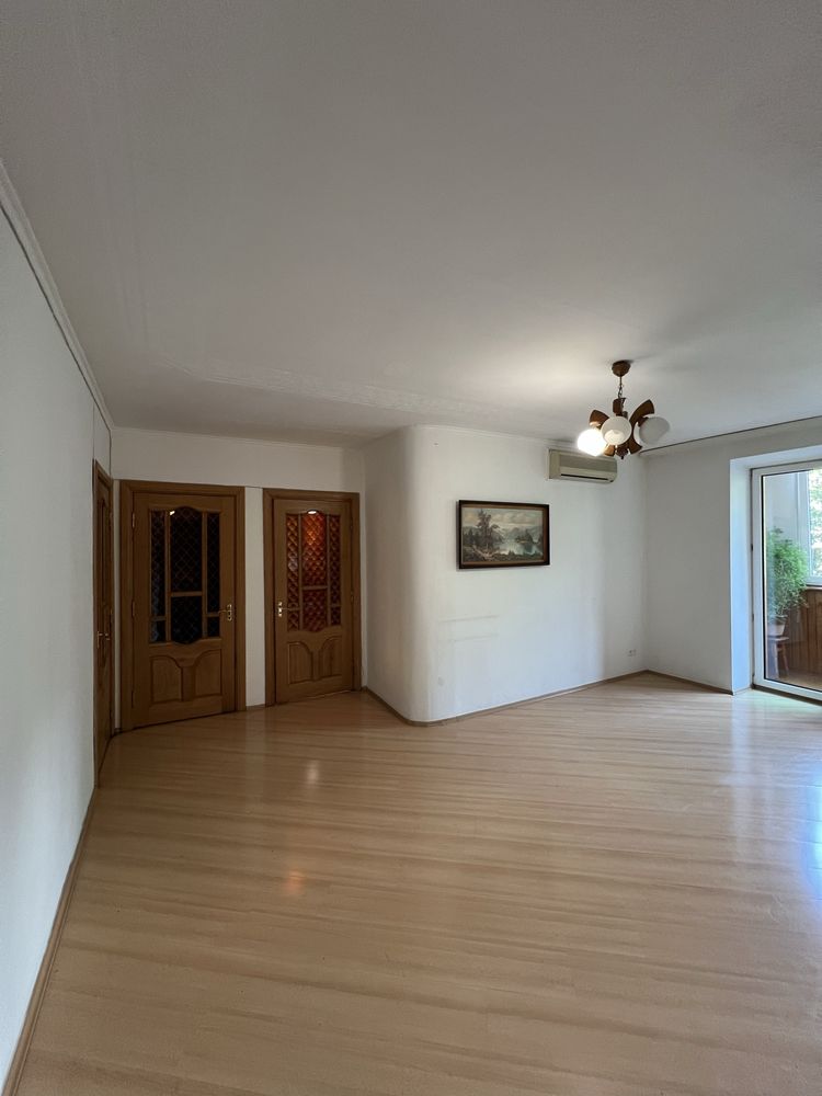 Продам 5 кімнатну квартиру,Варшавський ринок вул.Кравчука