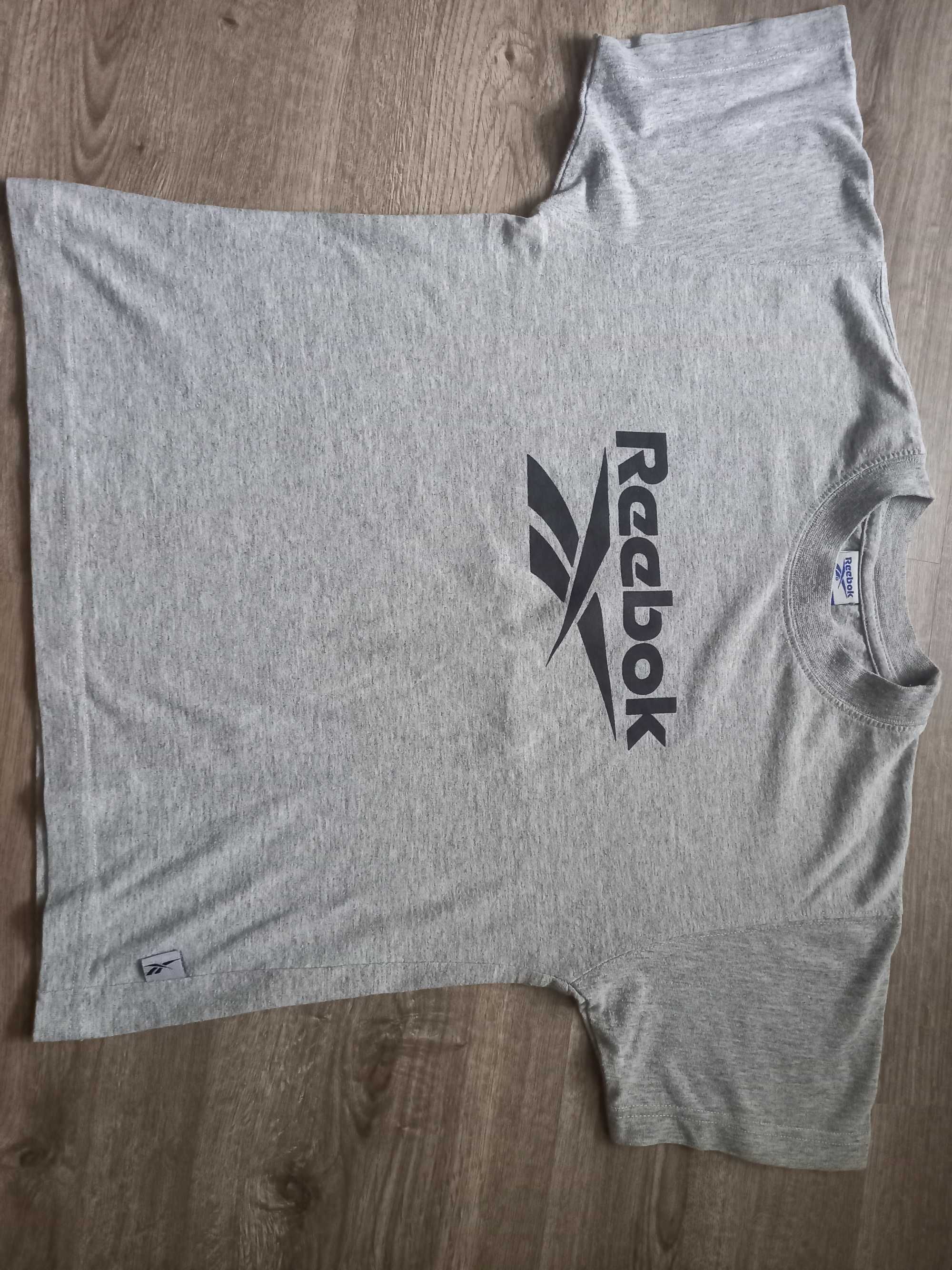 Tshirt Reebok tamanho 7/8 anos NOVA