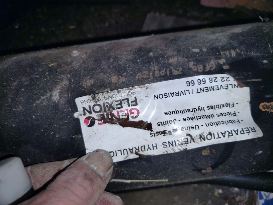 Siłownik hydraulicznyprzedni przechyłu ramki ramki new holland lm435a