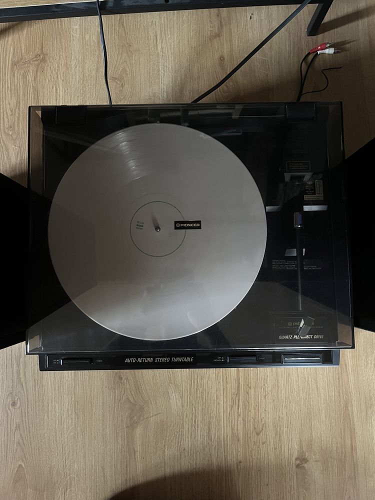 Gramofon Pioneer, amplituner Harman Kardon, głośniki Schneider