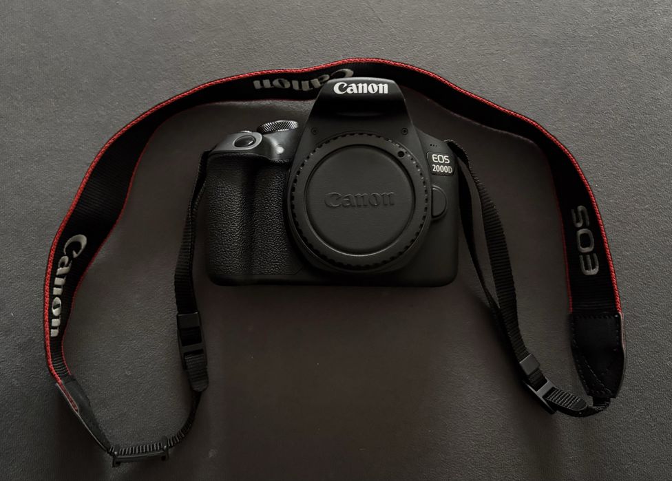 Canon Eos 2000D + obiektyw EF-S 18-55mm f/3.5-56 + akcesoria