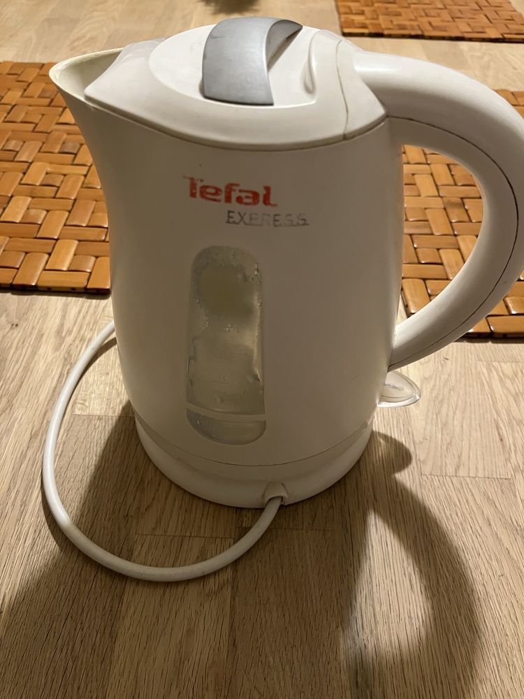 Czajnik bezprzewodowy Tefal - biały