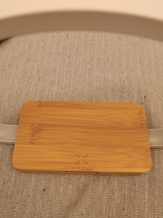 Lampka ze stacją bezprzewodowego ładowania telefonu