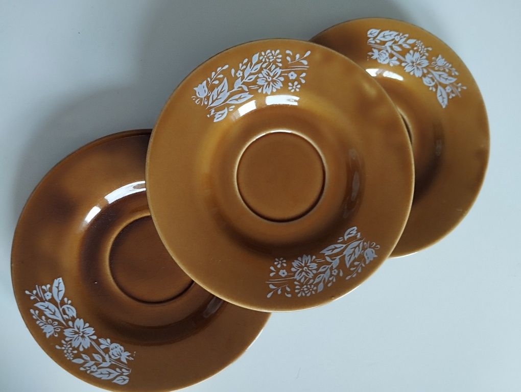 Spodki, podstawki z bialym zdobieniem, porcelit,  Tułowice