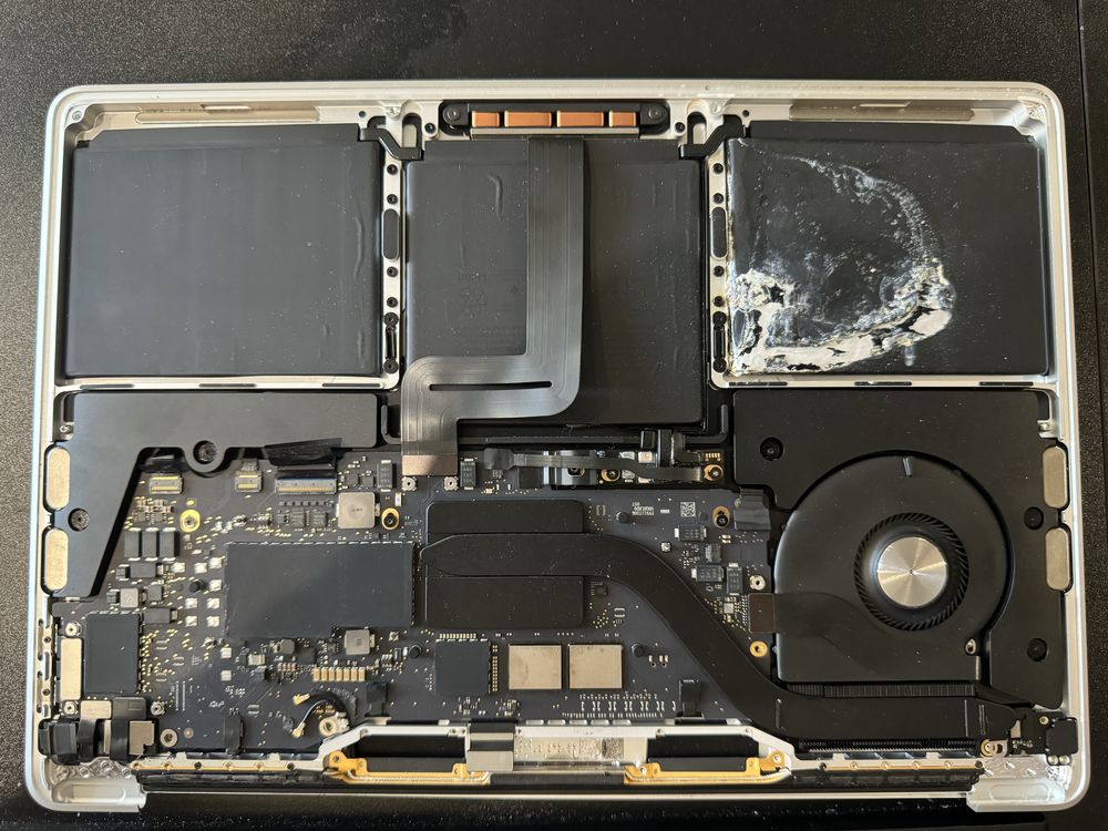 MacBook Pro 13 M1 2021 (нижняя часть)