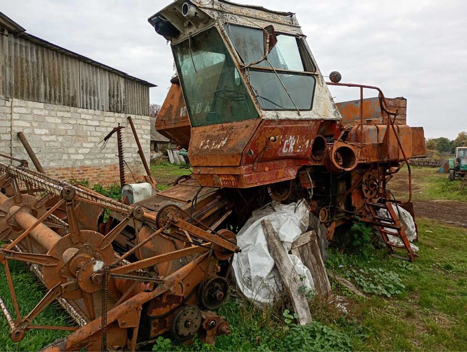 Продам два  комбаїни НИВА